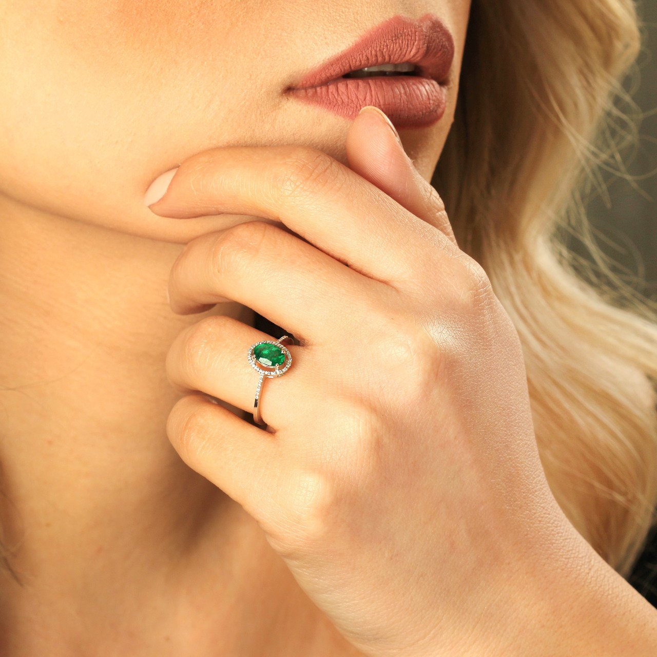 Диамантен пръстен със смарагд